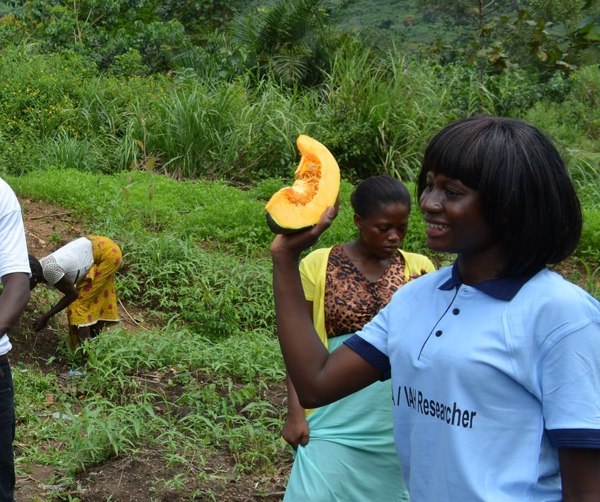 Yeanoh teaches a group of students about vegetable production in Tonkolili district, Sierra Leone.